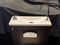 WC suspendu avec lavabo WiCi Bati avec film de décoration carbone gris - Foire de Paris 2014 - 2 sur 4